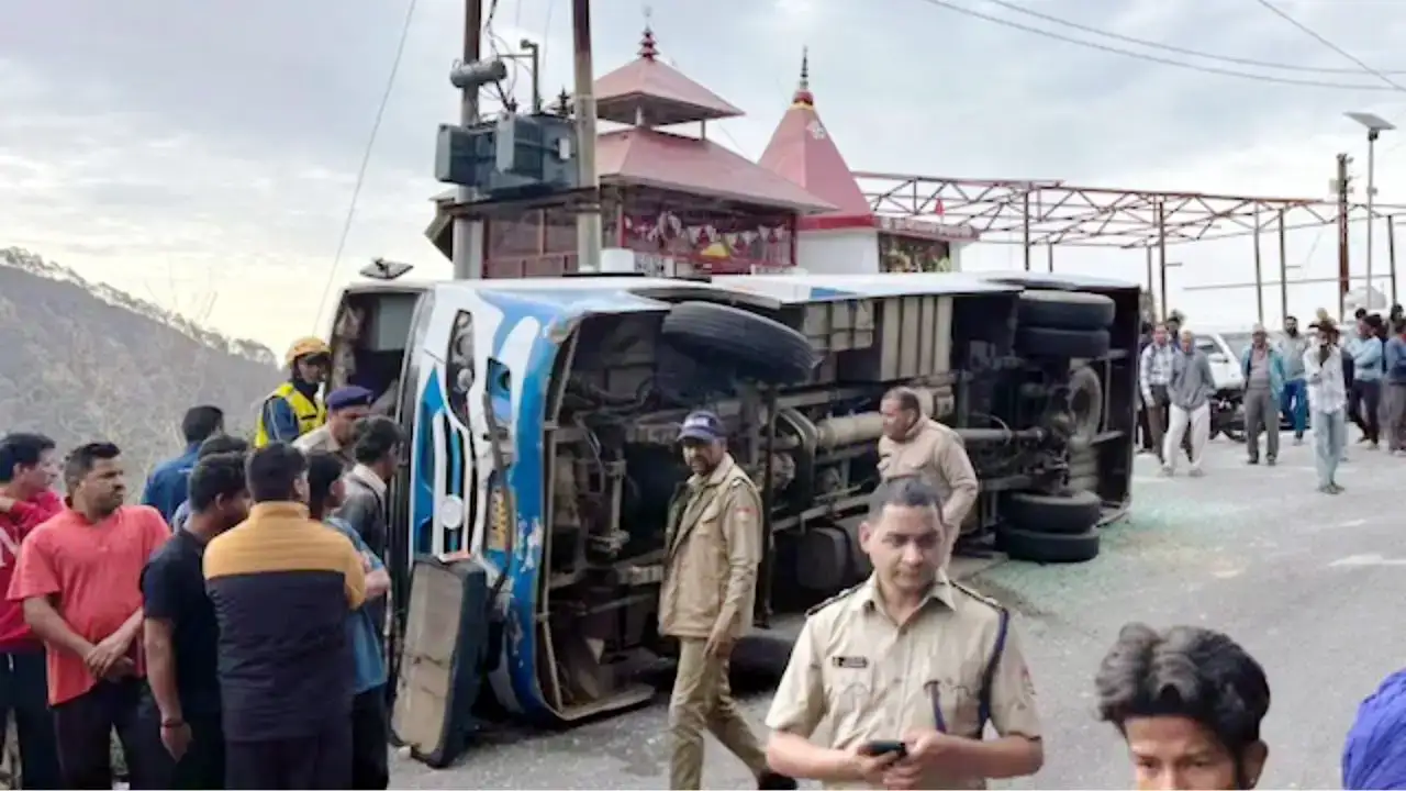 नैनीताल में भीषण सड़क हादसा: हल्द्वानी-अल्मोड़ा हाईवे पर बस पलटी, एक की मौत और 8 घायल।