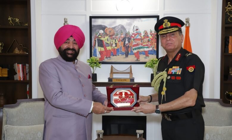 उपसेना प्रमुख लेफ्टिनेंट जनरल धीरज सेठ ने राज्यपाल गुरमीत सिंह से की शिष्टाचार भेंट