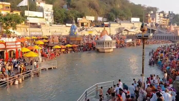 गंगा में डुबकी लगाकर श्रद्धालुओं ने मनाया बुद्ध पूर्णिमा का पर्व