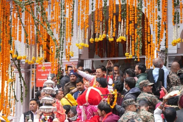गंगोत्री के लिए रवाना हुई मां गंगा की डोली, रविवार को खुलेंगे गंगोत्री धाम के कपाट